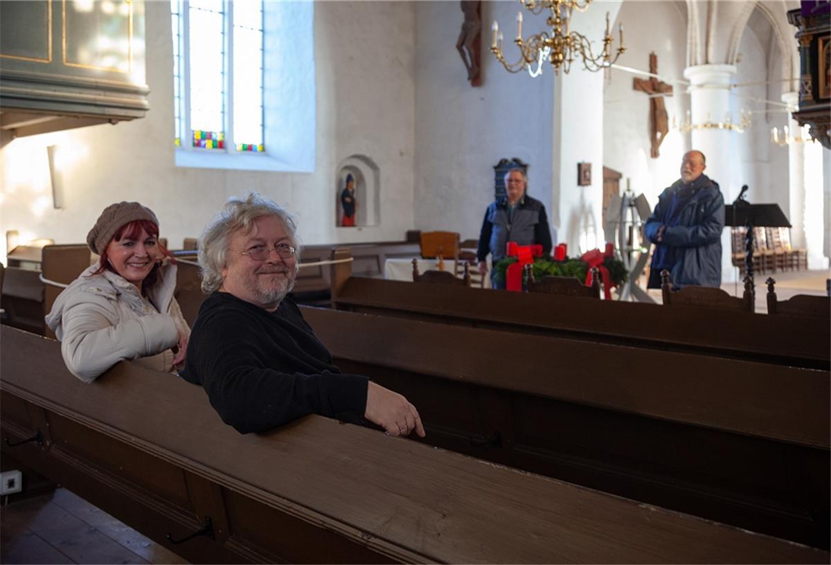 Ellen und Michael Brinker (von links) sowie Günther Jochim und Pastor Andreas Metzner sind vier von einem Dutzend Akteuren, die im Weihnachtsvideo der Kirchengemeinden Dorum und Padingbüttel vor oder hinter den Kulissen mitwirken.