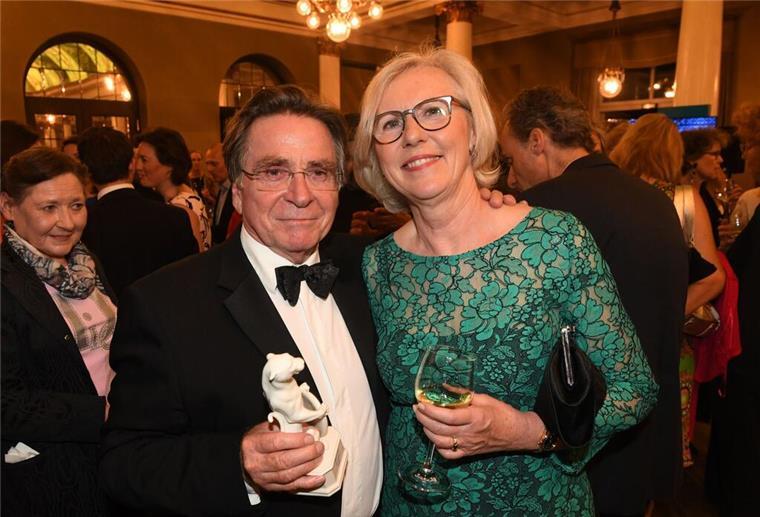Schauspieler Elmar Wepper gestorben Elmar Wepper und seine Frau Anita nach der Verleihung des Bayerischen Fernsehpreises 2019.