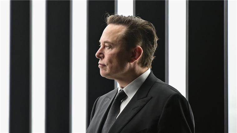 Elon Musk winken bis zu eine Billion Dollar. (Archivbild)