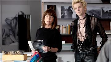 Elsa Wilbrodt (Claudia Michelsen) ist Chefredakteurin der Modezeitschrift „Sibylle“. Ihr Kollege Rudi (Sabin Tambrea) wird Suzies Mentor.