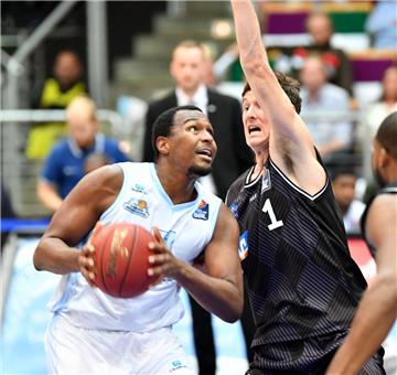 Elston Turner (links) hatte in Ludwigsburg einen gebrauchten Tag erwischt. Der Eisbären-Profi traf nur zwei seiner elf Feldwurfversuche.