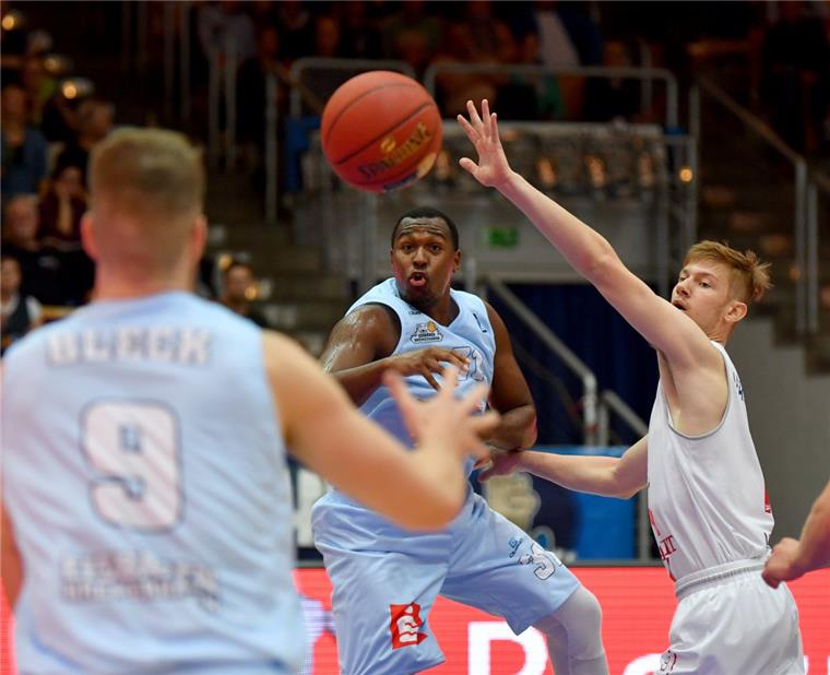 Elston Turner (Mitte) und Fabian Bleck (links) feierten mit den Eisbären einen Auftaktsieg in der BBL. 