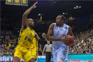 Elston Turner (rechts), der hier gegen Oldenburgs Will Cummings zum Korb zieht, stand mit den Eisbären im Nordderby auf verlorenem Posten. Die Bremerhavener kassierten ihre achte Niederlage am Stück.  