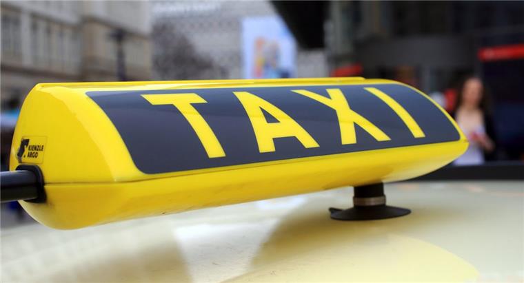 Hamburg: Frisch gebackene Eltern vergessen Neugeborenes in Taxi Eltern aus Hamburg haben ihr Neugeborenes auf der Fahrt vom Krankenhaus nach Hause in einem Taxi vergessen.