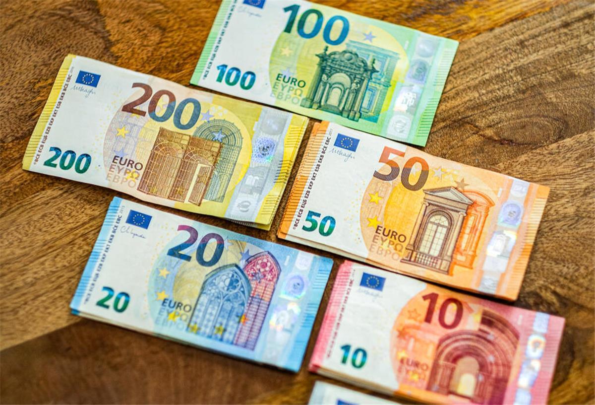 Geldscheine liegen auf einem Holztisch. Eltern haben Anspruch auf Kindergeld, bis ihr Nachwuchs das 18. Lebensjahr vollendet hat. Doch unter bestimmten Voraussetzungen können sie weiter Kindergeld beziehen.