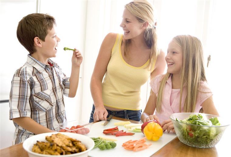 Familie kocht