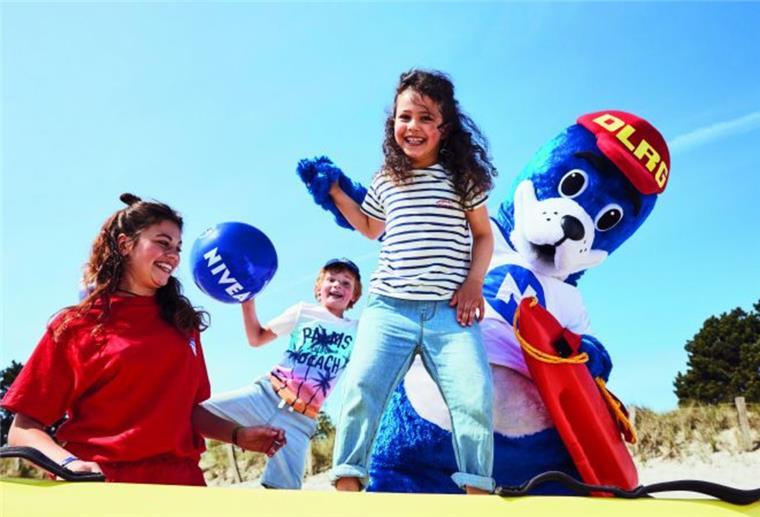 Eltern können sich mit ihren Kindern beim bunten Programm im Weser-Strandbad vergnügen und bekommen kostenlose Tipps und Tricks für den sicheren Badespaß ihrer Kleinen.
