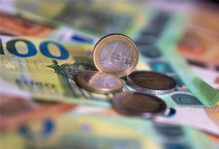 Geldscheine und Münzen liegen auf einem Tisch. Bis zu 1000 Euro pro Kind? Kindergeld, Kinderzuschlag und Wohngeld machen es möglich.