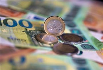 Geldscheine und Münzen liegen auf einem Tisch. Bis zu 1000 Euro pro Kind? Kindergeld, Kinderzuschlag und Wohngeld machen es möglich.