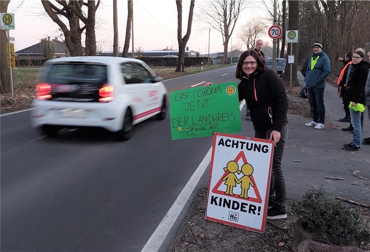 Eltern sind in Sorge um ihre Kinder: Die Bushaltestelle für den Schulbus ist nicht sicher.