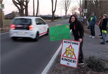 Eltern sind in Sorge um ihre Kinder: Die Bushaltestelle für den Schulbus ist nicht sicher.