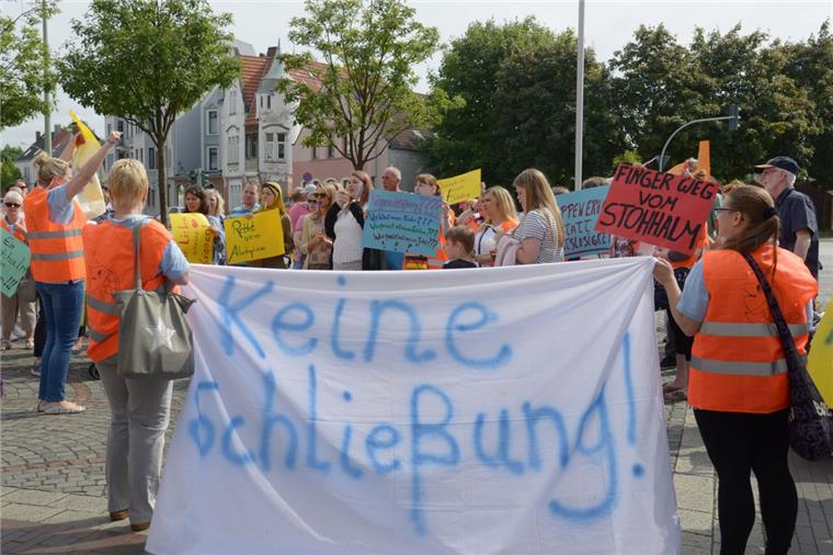 Keine Entwarnung: Eltern müssen weiter um Krippen bangen Eltern und Mitarbeiter haben Anfang der Woche gegen die Krippen-Schließung demonstriert.