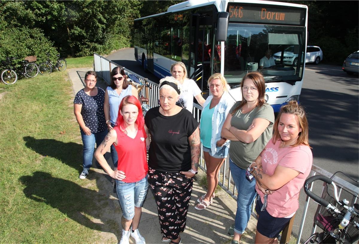Tägliches Bus-Drama in Nordholz: Eltern schlagen Alarm Mütter stehen an einer Bushaltestelle.