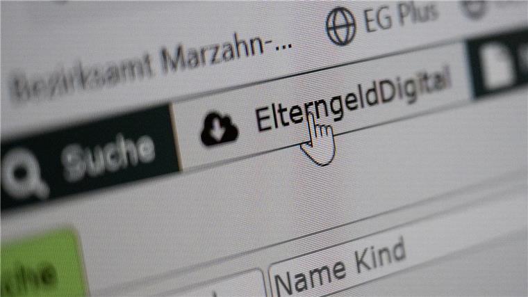 „ElterngeldDigital“ steht in einem neuen „Familienservicebüro“ in Berlin auf einem Monitor.