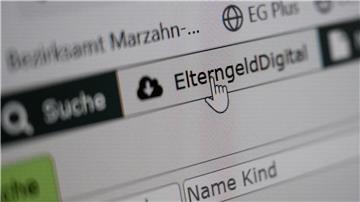 „ElterngeldDigital“ steht in einem neuen „Familienservicebüro“ in Berlin auf einem Monitor.
