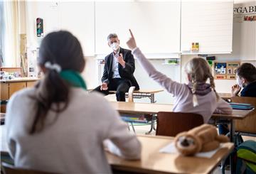 Elternvertreterinnen und Kinderärz hoffen, dass durch die geplanten Corona-Impfungenmehr Normalität in den Schulbetrieb einkehrt.