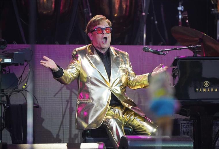 Elton John versteigert private Kunstsammlung bei Christie’s Elton John bei seinem Auftritt auf der Pyramid Stage des Glastonbury Festivals in Worthy Farm in Somerset. Der britische Popstar Elton John versteigert Teile seiner privaten Kunstsammlung.
