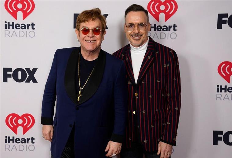 Elton John (l) und David Furnish bei den iHeartRadio Music Awards in Los Angeles.
