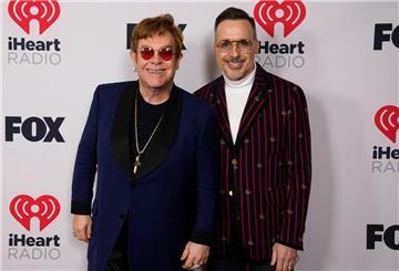 Elton John (l) und David Furnish bei den iHeartRadio Music Awards in Los Angeles.