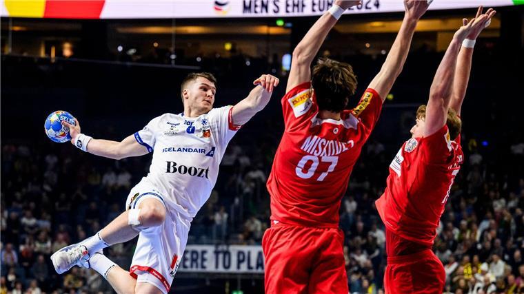 SC Magdeburg holt Melsungens Jónsson zur neuen Saison Elvar Örn Jónsson (l.) wechselt zur neuen Saison von Melsungen nach Magdeburg.
