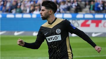 Elversbergs Sahin erzielt gegen Hertha das erste Tor des Tages. 