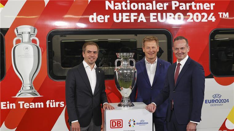Mehr Züge und Sonderangebote: Fans sollen mit der Bahn zu den EM-Spielen reisen EM-Botschafter Philipp Lahm (von links) mit DB-Chef Richard Lutz und Bundesverkehrsminister Volker Wissing (FDP) bei der Bekanntgabe der Partnerschaft zwischen Deutscher Bahn (DB) und der UEFA zur Europameisterschaft 2024.