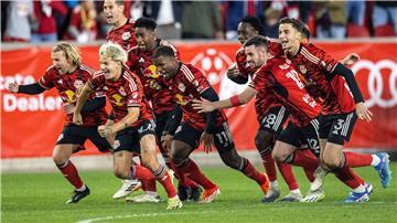 Emil Forsberg (ganz links) jubelt mit seinen Teamkollegen der New York Red Bulls. 