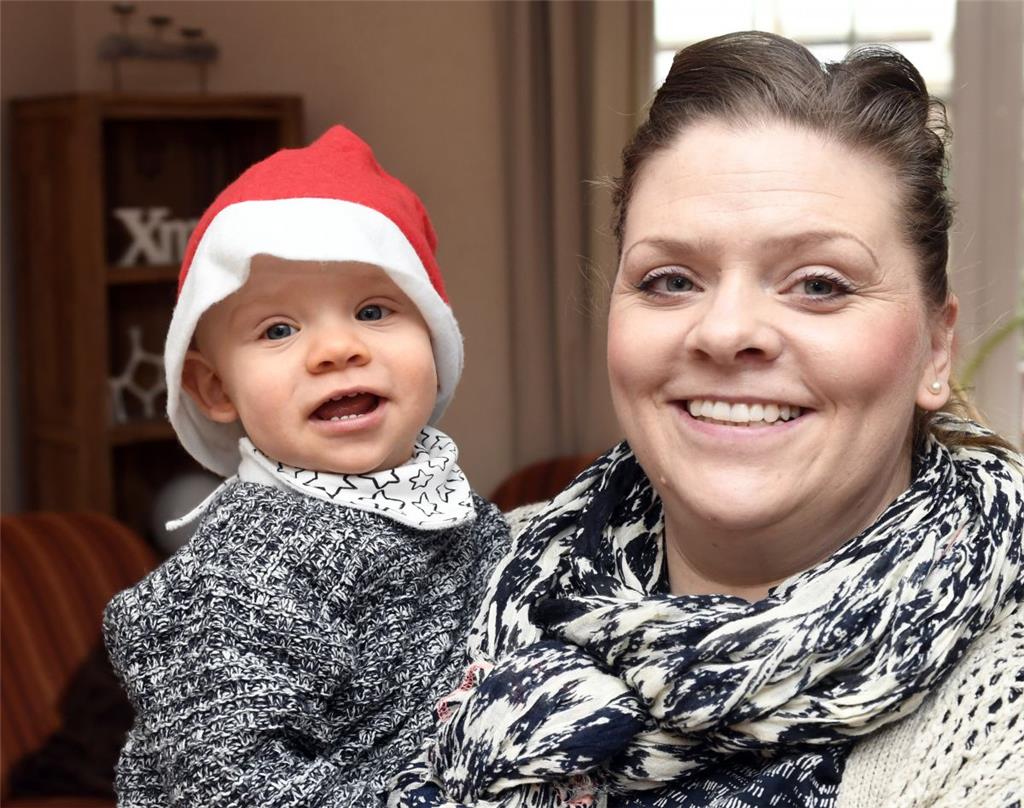 Emil und seine Mutter Jessica Anton freuen sich auf das gemeinsame Weihnachtsfest zu Hause. Nach all den Monaten im Krankenhaus ist das für die beiden Lunestedter alles andere selbstverständlich.
