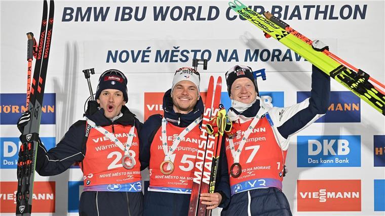 Zu viele Fehler: Deutsche Biathleten erneut chancenlos Emilien Jacquelin (M) sicherte sich den Sieg in Nove Mesto.