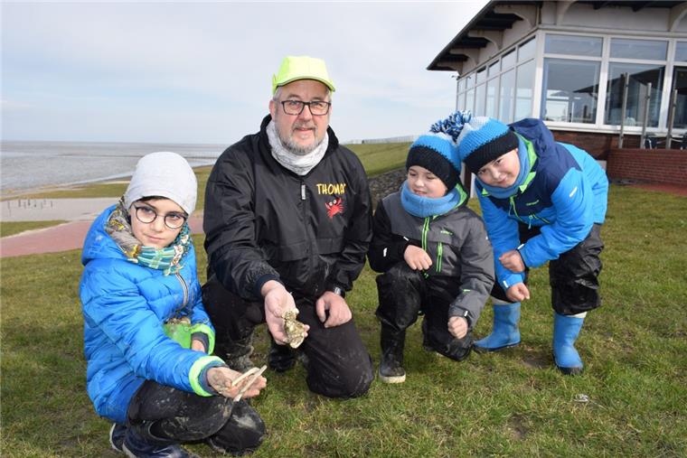 Emilio (9) aus Lübeck erkundete mit dem Wattführer mit Thomas Büsing in Eckwarderhörne das Weltkulturerbe und sammelte gemeinsam mit den Brüdern Konstantin (8) und Maksimilian (7, von links) aus Erlangen Muscheln und Knochen.