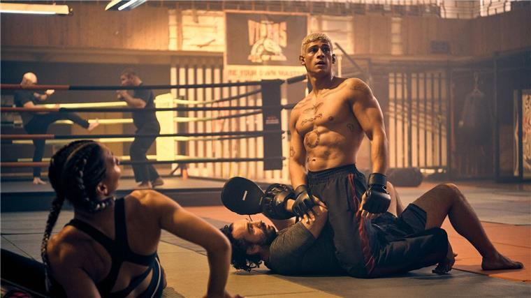 Emilio Sakraya als Octavio und Marie Mouroum als Cosima in einer Szene des Action-Films „60 Minuten“.