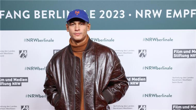 „Blessings“: Emilio Sakraya geht hart mit sich ins Gericht Emilio Sakraya: „Privat möchte ich ein normales Leben führen.“