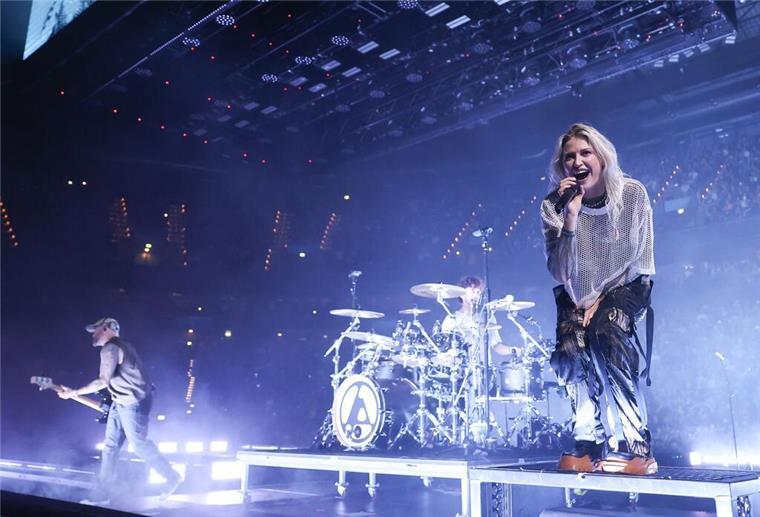 „From Zero“ wieder auf der Eins Emily Armstrong von der Band Linkin Park 2024 bei einem Konzert in Hamburg (Foto: Archiv)