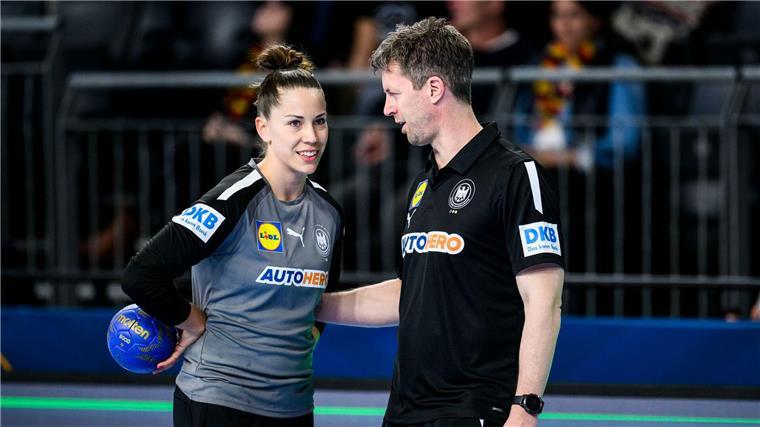 WM-Test der Handball-Frauen: Alle Augen auf Bölk gerichtet Emily Bölk (l) ist zurück im Kreis der Handball-Nationalmannschaft.