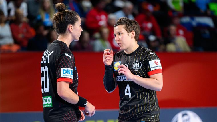 Döll ist neue Kapitänin der deutschen Handballerinnen Emily Bölk (l.) und Alina Grijseels führten das DHB-Team seit 2021 an.