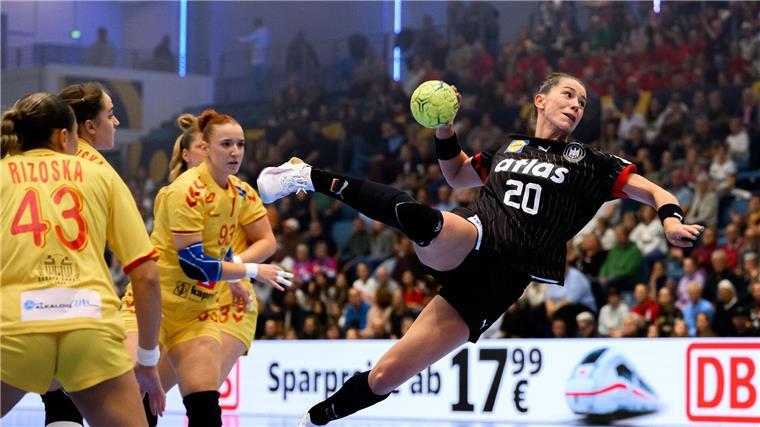 Handballerinnen starten mit Kantersieg in EM-Qualifikation Emily Vogel feiert mit Deutschland einen Pflichtsieg.