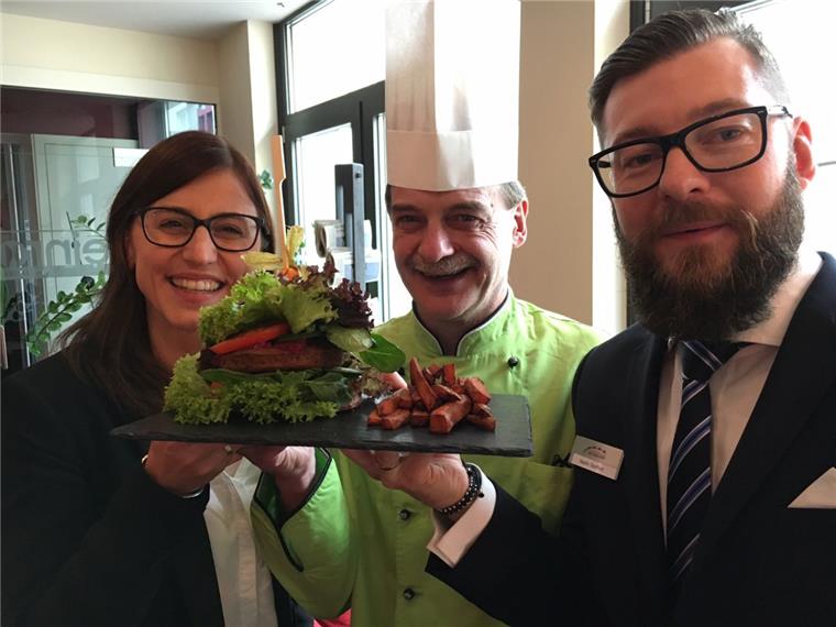 Emina Seiffert, Küchenchef Manfred Bittkowski und Martin Seiffert präsentieren im Bremerhavener Restaurant Weinrot ihren Vegan-Burger. Dazugibt's Süßkartoffel-Pommes