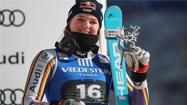 Emma Aicher jubelt über ihren dritten Platz beim Slalom von Levi.