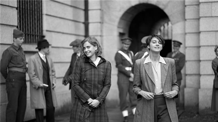 Emma Appleton (r) als Thomasina und Stefanie Martini als Martha in einer Szene des Films „Lola“.