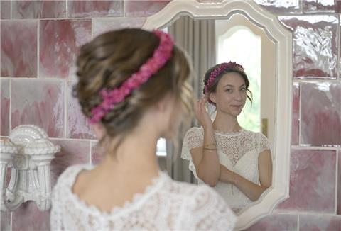 Emma aus Cuxhaven steht vor ihrer Hochzeit im Brautkleid vor dem Spiegel. Sie heiratete einen Fremden, doch nun ist sie wieder Single.
