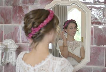 Emma aus Cuxhaven steht vor ihrer Hochzeit im Brautkleid vor dem Spiegel. Sie heiratete einen Fremden, doch nun ist sie wieder Single.