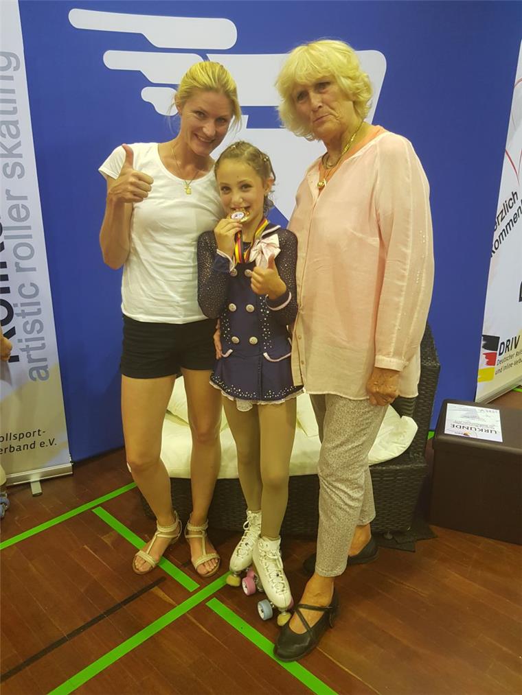 Emma Luisa Meyer holte zur Freude ihrer Trainerinnen Constance Hoßfeld-Seedorf (links) und Astrid Hoßfeld-Bader Gold. Foto: Hoßfeld