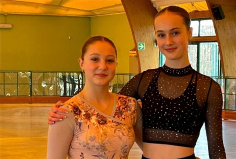 Emma Luisa Meyer (links) und Christina Kinsvater vom ERC Bremerhaven trainieren eine Woche in Florenz mit Bundestrainer Luca Lallai.