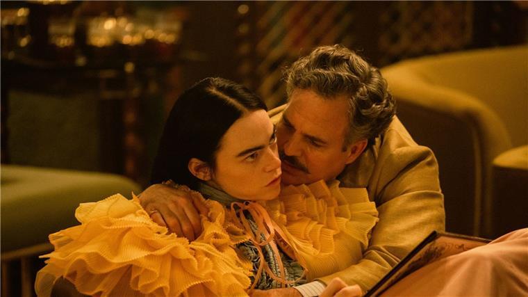 Goldener Löwe für „Poor Things“ von Giorgos Lanthimos Emma Stone und Mark Ruffalo in einer Szene aus „Poor Things“.