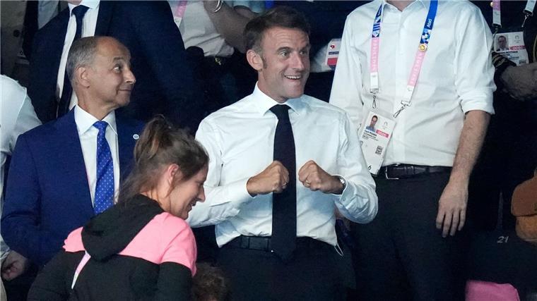 Macron ist Zeuge: Marchand gewinnt viertes Olympia-Gold Emmanuel Macron ist Zeuge von Léon Marchands viertem Olympiasieg.