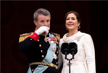 Emotionaler Moment: Dänemarks König Frederik X. und Königin Mary nach der Proklamation auf dem Balkon des Schlosses Christiansborg.