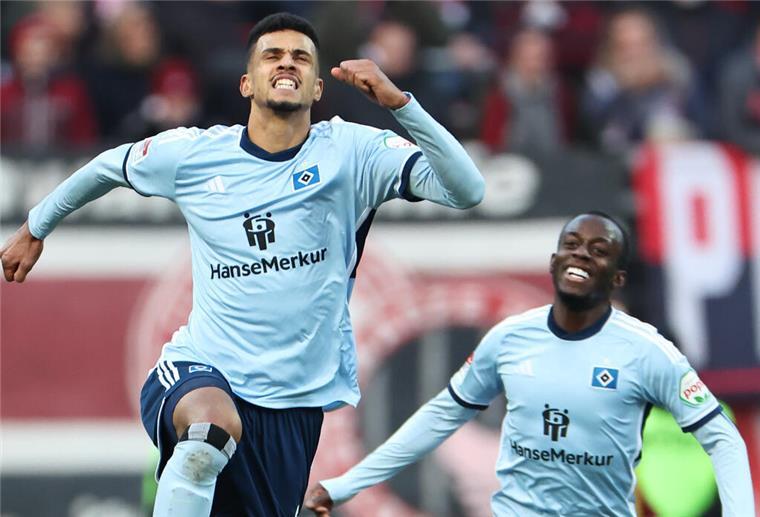 Hamburger SV atmet nach Dreier in Nürnberg erst einmal tief durch Emotionen müssen raus: Robert Glatzel (links) jubelt über seinen Treffer zum 1:0 in Nürnberg. Jean-Luc Dompé freut sich mit.