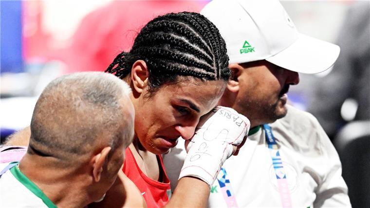 Emotionen pur: Algeriens Boxerin Khelif freut sich über eine sichere Medaille.