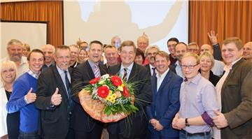 Enak Ferlemann strahlt im Kreise seiner Parteifreunde.