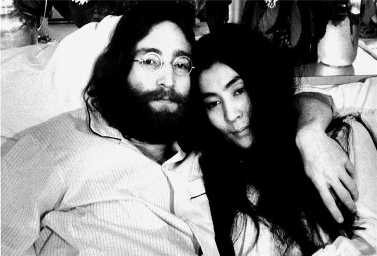 John Lennon und seine Frau, die japanische Künstlerin Yoko Ono, geben aus einem Bett in Montreal (Kanada) eine Pressekonferenz unter dem Motto "Make love, not war"
